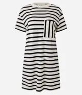 Vestido corto estilo camiseta de algodón, con cuello redondo, mangas cortas y bolsillo en el pecho. Presenta un patrón de rayas horizontales blancas y negras.