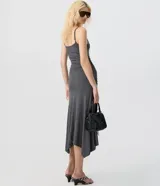 Vestido midi de viscosa color gris oscuro, con tirantes finos, escote redondo, diseño ajustado con drapeados laterales en el torso y falda asimétrica con bajo en puntas.