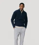 Pantalón de vestir masculino modelo básica, con cintura con trabillas, cierre tradicional con vista oculta y bolsillos laterales.