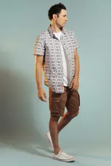 Bermuda cargo de corte recto en color beige, con bolsillos laterales tipo cargo con solapa y cierre de botón.