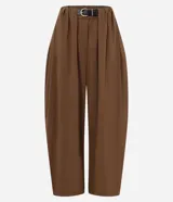 Pantalón barrel de algodón color marrón, con cintura alta, pliegues delanteros, perneras amplias y bajo afinado, diseñado con presillas y un cinturón incluido.