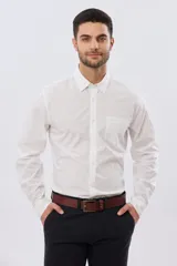 Camisa lisa de manga larga de algodón en color gris claro, de corte slim fit con cuello camisero y cierre frontal de botones.
