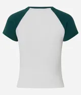 Remera de algodón con diseño tipo ringer, de corte ajustado y mangas cortas con sisa raglán en color verde oscuro. Presenta estampa frontal con lettering Montreal y detalles en color blanco.