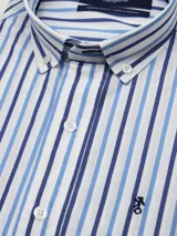 Camisa de hombre de corte clásico con diseño de rayas verticales, cuello con botones y logo bordado en el pecho. Confeccionada en algodón.