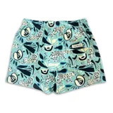 Short de baño con estampado de motivos náuticos en tonos celestes y blancos. Cuenta con cintura elástica, tres bolsillos y malla interior hipoalergénica.