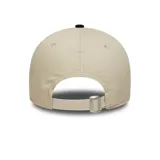 Gorro New Era 9FORTY ajustable, color beige con visera negra y logo bordado de los Chicago Bulls en el frente.