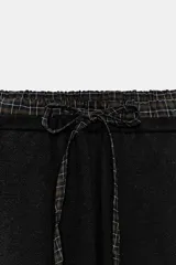 Pantalón de punto de tiro alto con bolsillos delanteros y bolsillos de plastrón en la parte trasera. Presenta una cintura doble ajustable con cordón en tejido a contraste.