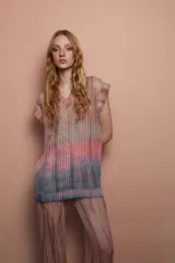 Remera de textura calada con escote en V y diseño degradado en tonos rosa y gris.