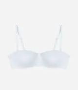 Soutien femenino modelo top, color piel, con copa hueca y tirantes removibles.