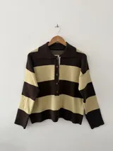 Sweater de tejido bremer a rayas horizontales anchas en color marrón y amarillo, con cuello polo y cierre frontal de botones.