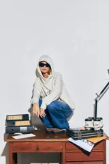 Canguro negro oversize de algodón con capucha y bolsillo delantero tipo canguro. Logo bordado en el pecho.