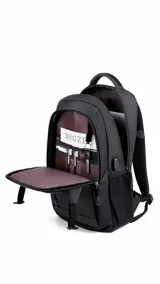 Mochila negra con compartimento principal, bolsillo frontal vertical, bolsillos laterales de red y correas ajustables con broches laterales. Cuenta con capacidad para notebook.