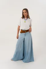 Pantalón de jean celeste de tiro medio y corte súper campana.