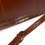 Cartera tipo baúl modelo Bianca de Extra Large, confeccionada en 100% cuero color suela, con diseño estructurado, doble asa corta de mano y correa de hombro ajustable y extraíble. Cuenta con detalles de costuras pespunteadas, herrajes metálicos plateados y placa con logo de la marca en el frente. Acceso mediante doble cierre y forrería interior textil con bolsillos.