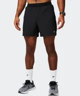 Short deportivo Fabletics The Fundamental color negro, con cintura elástica y logo reflectante en el lateral.