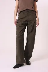Pantalón de vestir marrón oscuro, de corte recto y holgado, con pinzas frontales y tiro alto.