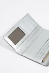 Billetera continental negra con grabado de cocodrilo, cierre a presión, monedero y tarjetero interno. Exterior personalizado con logo metálico Bimba y Lola.