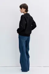 Pantalón de jean corte regular con diseño de pierna ancha y tiro medio, confeccionado en denim azul clásico.