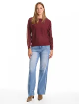 Buzo de tejido suave color bordó, con cuello a la base y mangas largas que presentan un aplique de cadena dorada a lo largo de la costura superior.