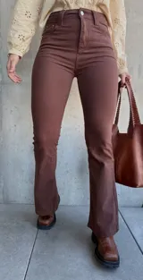 Jean semi oxford color chocolate con lycra.