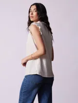 Blusa sin mangas color beige con rayas verticales finas, cuello redondo fruncido con escote en V y lazo con borlas.