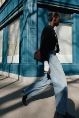 Chaqueta bomber de cuello redondo y manga larga con diseño holgado. Presenta cierre frontal con cremallera, bolsillos delanteros de vivo y acabados elásticos en los puños y el ruedo.