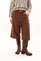 Bermuda de tiro medio con silueta amplia y corte recto. Presenta bolsillos laterales y traseros, con cierre frontal de cremallera y botón.