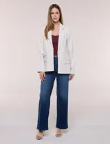 Blazer de lino y algodón color beige con diseño de rayas diplomáticas blancas, solapa clásica, cierre de un botón frontal y bolsillos laterales con solapa.