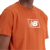 Remera New Balance color marrón con logo impreso en el pecho dentro de un recuadro blanco, de manga corta y cuello redondo.