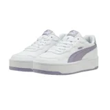 Championes Puma modelo Court Lally Skye, de diseño urbano con plataforma. Presenta una base blanca con detalles en color lila en la franja lateral, el talón, la lengüeta y la suela.