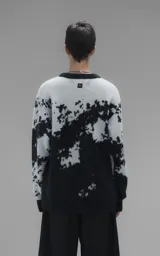 Sweater de punto con diseño abstracto tipo tie-dye o manchado en tonos gris y negro, de cuello redondo, manga larga y corte oversize. Presenta terminaciones en punto rib en cuello, puños y ruedo.