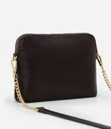 Cartera bandolera pequeña de Satinato, confeccionada en poliuretano con textura tipo cocodrilo. Presenta cierre superior con cremallera, herrajes dorados y una correa de cadena metálica desmontable.