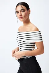 Top tejido con escote bardot a rayas horizontales azul marino y blancas, de trama acanalada y diseño sin mangas.