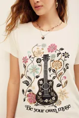 Remera blanca de algodón con cuello redondo, mangas cortas y estampa frontal de una guitarra rodeada de flores y la frase 'your own muse'.
