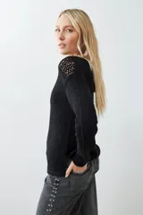 Sweater fucsia de tejido de punto con detalle de cinta calada en el canesú.