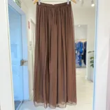 Pantalón ancho color marrón, de corte fluido y tiro alto con cintura elástica fruncida.