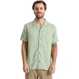 Camisa de manga corta color verde con cuello cubano y cierre frontal con botones. Presenta un diseño estampado a rayas verticales con motivos sutiles.