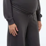 Pantalón de jogging de corte ancho y fluido, diseñado específicamente para maternidad, con cintura elástica cómoda.