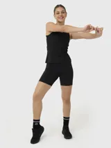 Conjunto deportivo compuesto por una musculosa de cuello redondo y un short tipo biker, ambos en color negro y confeccionados en tejido técnico elástico.