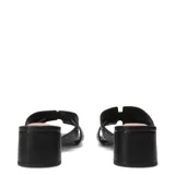 Sandalias tipo zueco de cuero negro con diseño de tiras entrelazadas decoradas con pequeñas tachas metálicas doradas. Presenta taco block de altura media y punta cuadrada.