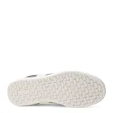 Championes urbanos de mujer, color blanco hueso, con detalles en beige claro. Diseño de estilo retro con suela de goma color caramelo.