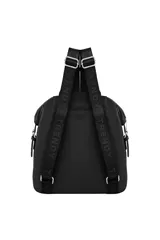 Mochila color camel con diseño acolchado y pespuntes en forma de V. Tiene un bolsillo frontal con cierre y logo de la marca. Las correas son anchas y ajustables con el nombre de la marca bordado.