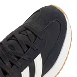 Championes Adidas Run 72S 2.0 de estilo urbano, color negro con las icónicas tres tiras laterales en blanco. Presentan una mediasuela Cloudfoam blanca para mayor amortiguación y una suela de goma color caramelo.