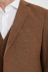Saco de vestir marrón de corte clásico, con solapas de muesca, cierre de dos botones, bolsillo en el pecho y bolsillos laterales con solapa.