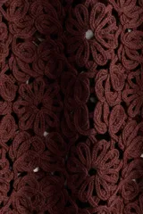 Pollera larga de punto estilo crochet color bordó, de tiro alto con cierre bidireccional delantero y tiradores con borlas.