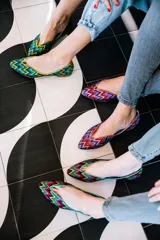 Ballerinas con tejido de relieve en zigzag en tonos rojo, amarillo, rosa, morado y celeste con ribete en contraste. Con plantilla intercambiable de lana y piel.