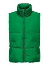 Chaleco acolchado verde esmeralda con cuello alto, cierre frontal con cremallera y bolsillos laterales.