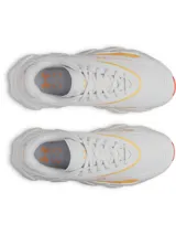 Championes de running Under Armour modelo Halo Runner SE, color blanco con detalles en naranja y amarillo. Presentan amortiguación reactiva UA HOVR+ para mayor retorno de energía y una suela de goma duradera diseñada para brindar tracción y estabilidad en asfalto.
