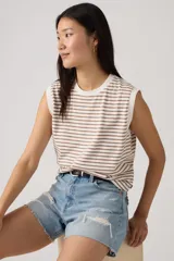 Musculosa de corte boxy, con diseño de rayas horizontales en tonos marrones y blancos, de calce holgado y cuello redondo.