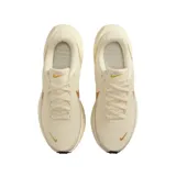 Championes de running Nike Revolution 8, color negro con suela blanca y logo lateral en blanco. Diseño de malla transpirable con refuerzos sintéticos y amortiguación ligera.